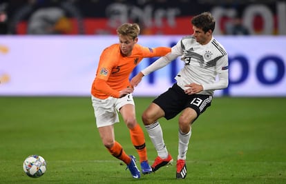 De Jong protege el balón ante Müller, en el Alemania-Holanda.