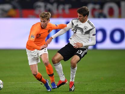 De Jong protege el balón ante Müller, en el Alemania-Holanda.