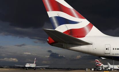 Aviones de British Airways en el aeropuerto londinense de Heathrow.