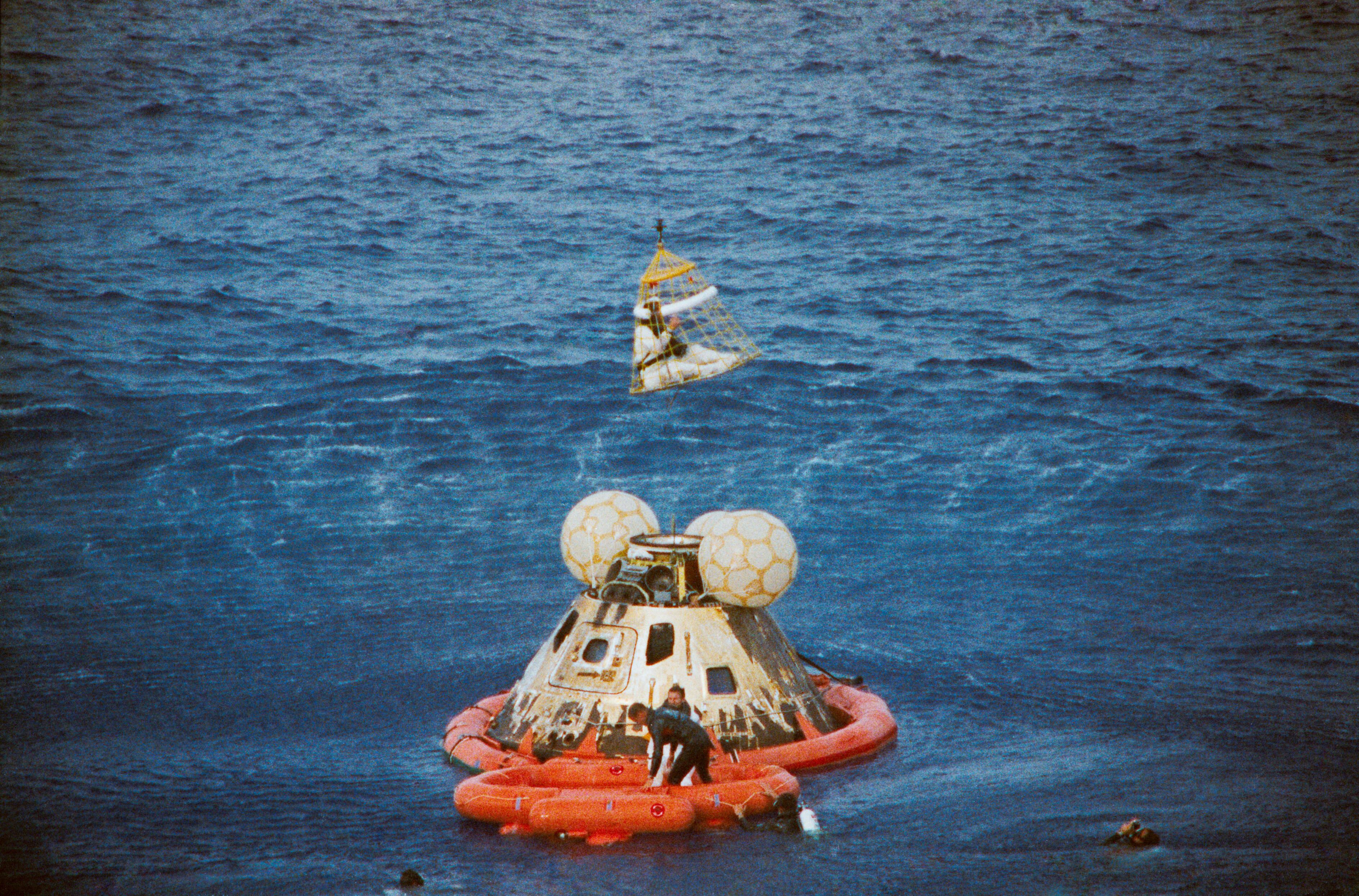 El 'Apollo 13', tras haber amerizado después de sufrir un accidente en el espacio.