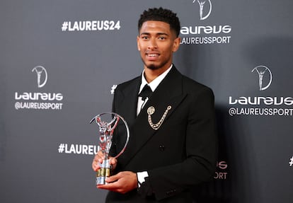 Jude Bellingham, con el premio Laureus a la revelación mundial del año, este lunes en el Palacio de Cibeles (Madrid).