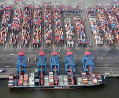En la imagen, varios contenedores en el puerto de Hamburgo (Alemania). EFE/Archivo