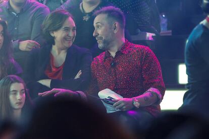 Ada Colau, alcaldesa de Barcelona, junto a Mateo Vergara animador del público del plato durante la gala.