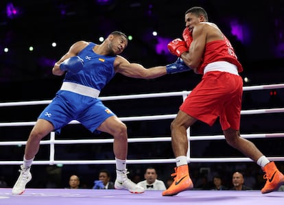 A la izquierda, Enmanuel Reyes, golpea al belga Victor Schelstraete, durante su combate de boxeo, este jueves. 