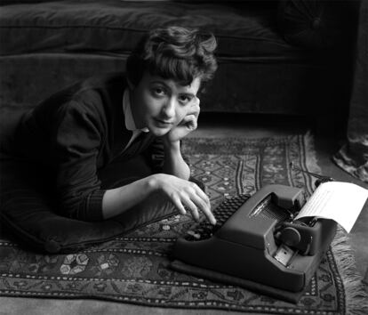 Françoise Sagan en su casa durante el lanzamiento de su primera novela ,Buenos días, tristeza, París 1954