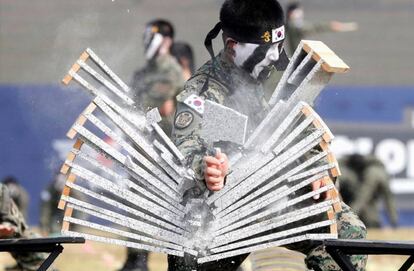 IMÁGENES DEL DÍA: Un soldado surcoreano realiza 'Teukgong' (arte marcial) durante el día de los medios de comunicación para el 69 aniversario del Día de las Fuerzas Armadas en Pyeongtaek (Corea del Sur).