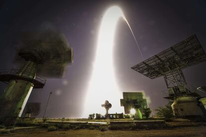 La nave soyuz TMA-13M tras despegar del cosmódromo de Baikonur, en Kazajstán.