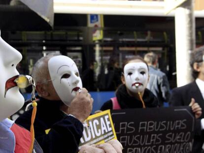 Afectados por la cla&uacute;sula suelo en sus hipotecas durante una concentraci&oacute;n en Madrid. 
  
  
 