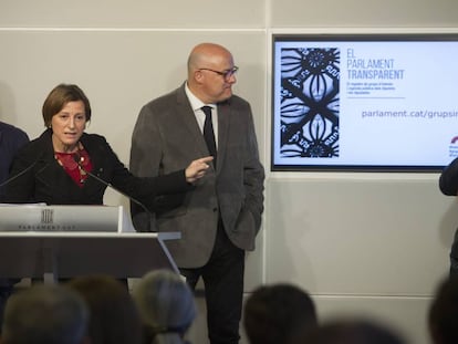 La presidenta del Parlament, Carme Forcadell (i), el vicepresidente primero, Lluís Corominas (c); y la secretaria primera, Anna Simó (d).