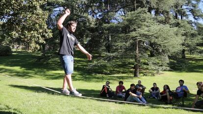 Roberto Pérez trata de equilibrarse en una cinta en el Parque del Oeste.