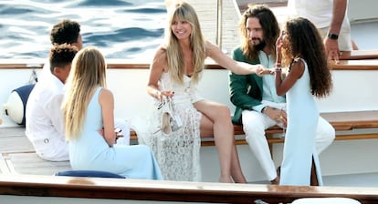 Heidi Klum y Tom Kaulitz llegan en barco al lugar de celebración de su boda.