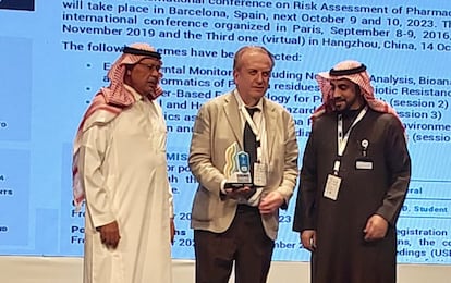 El químico Damià Barceló (centro), en una conferencia en la Universidad Rey Saúd, en Riad, en febrero.