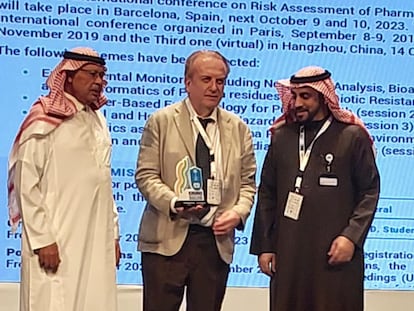 El químico Damià Barceló (centro), en una conferencia en la Universidad Rey Saúd, en Riad, en febrero.