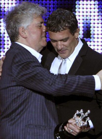 Antonio Banderas recibió el Premio Donostia de manos de Pedro Almodóvar