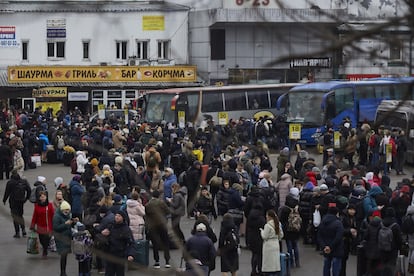 Decenas de personas esperan ser evacuados en la estación de autobús de Kiev (Ucrania). El Ministerio ucraniano de Infraestructura señaló en su cuenta de Telegram que las operaciones en el Aeropuerto Internacional de Boríspol han sido suspendidas. "El aeropuerto está cerrado, todos los pasajeros del aeropuerto han sido evacuados, la pista está bloqueada", precisó.