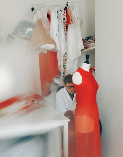 En el estudio dan los retoques finales al vestido que días después luciría Leonor Watling en la gala de los Goya 2025, uno de los looks de pasarela del desfile Marisa, de Jorge Redondo.