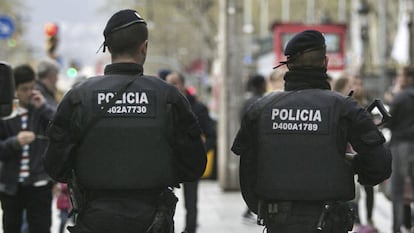 Dos agentes de los Mossos d'Esquadra, en una imagen de archivo. 