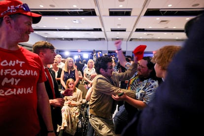 Partidarios y detractores de Trump se enfrentan durante la intervención del expresidente en la Convención del Partido Libertario.