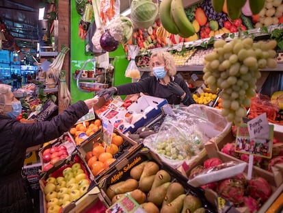 Puesto de fruta del mercado de Triana, en Sevilla, el pasado diciembre.