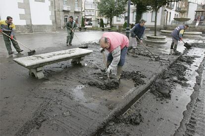 El pueblo de Cee, en A Coruña, también ha sufrido las graves consecuencias de las riadas; sus calles se inundaron con el primer aguacero fuerte y, ayer los vecinos tuvieron que volver a limpiar las calles. El agua, además, no está limpia y descarga en las calles cenizas y residuos.