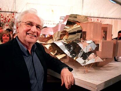 El arquitecto Frank Gehry, junto a la maqueta del proyecto.
Detalle de los materiales de la obra.