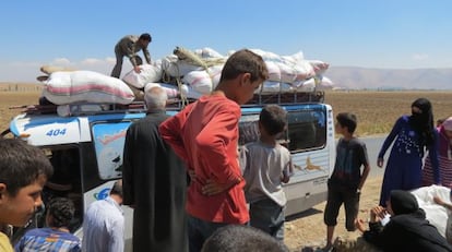 Un autobús procedente de Siria llega al asentamiento. Transporta refugiados y los bienes que han podido traer con ellos.