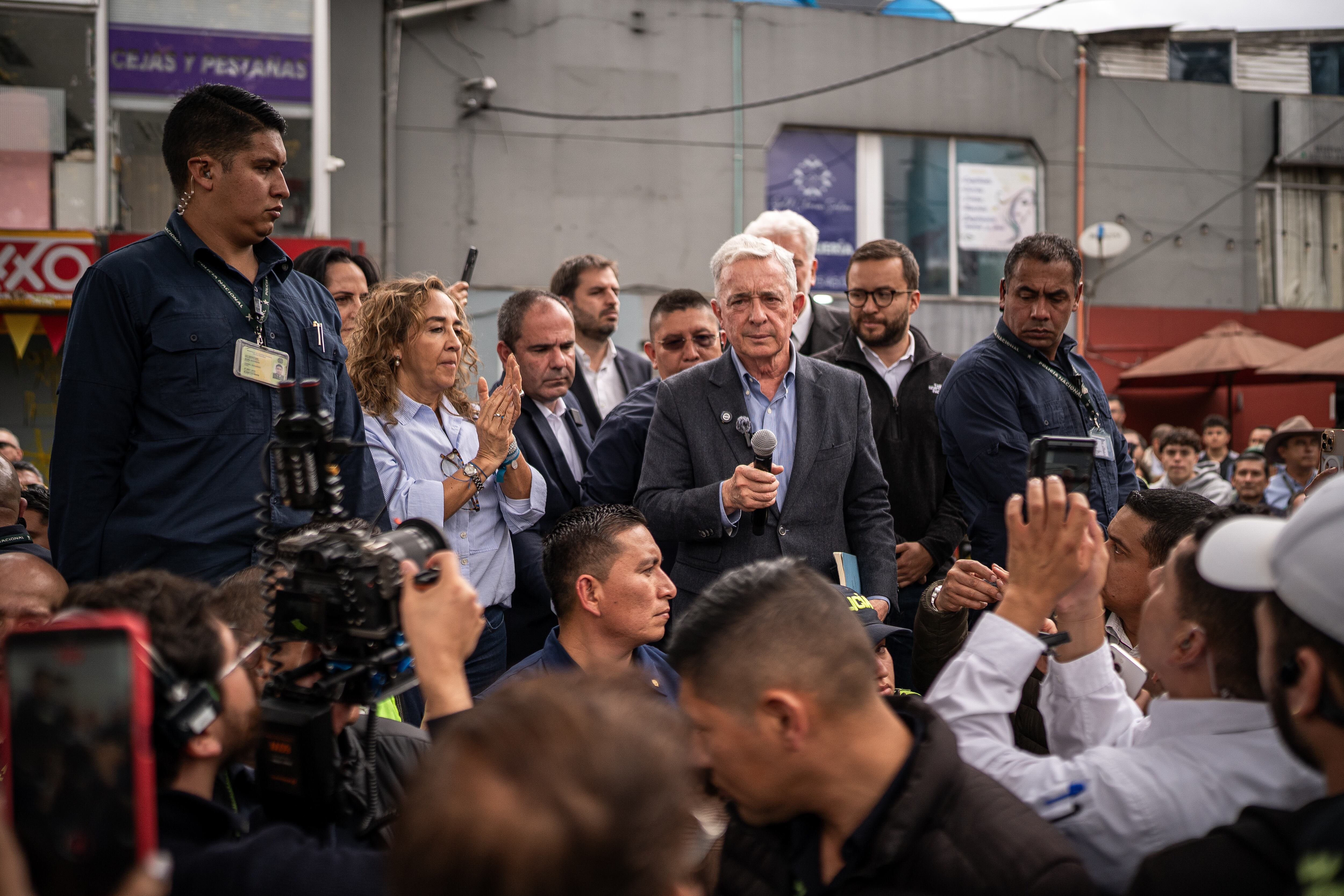 El expresidente dirigió unas palabras a cientos de asistentes en el lugar del atentado.