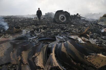 Miembros de los equipos de emergencias caminan entre los restos del Boeing 777-200 siniestrado. La mitad de las víctimas eran holandeses.