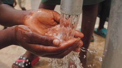 ¿Cómo lavarse las manos regularmente si el acceso al agua no está garantizado? 