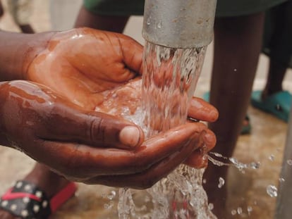 ¿Cómo lavarse las manos regularmente si el acceso al agua no está garantizado? 