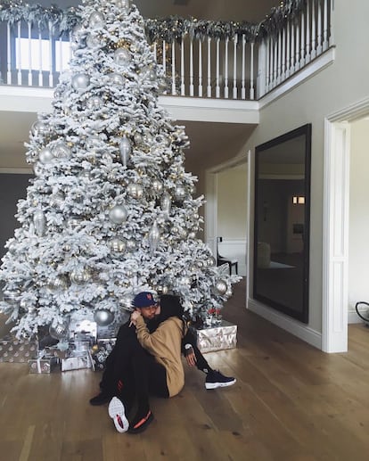 Kylie Jenner y su novia Tyga muestran el gran árbol de navidad que la pequeña del clan Kardashian ha plantado en la entrada de su casa.