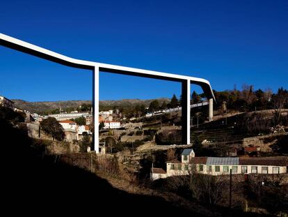 El puente de Carpinteira en Covilh&atilde;, obra del arquitecto Jo&atilde;o Lu&iacute;s Carrilho da Gra&ccedil;a y los ingenieros Ant&oacute;nio Ad&atilde;o da Fonseca y Carlos Quinaz. 
