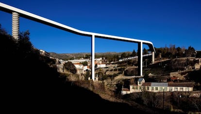 El puente de Carpinteira en Covilh&atilde;, obra del arquitecto Jo&atilde;o Lu&iacute;s Carrilho da Gra&ccedil;a y los ingenieros Ant&oacute;nio Ad&atilde;o da Fonseca y Carlos Quinaz. 