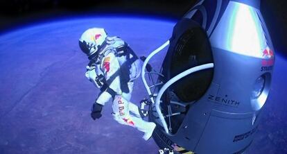 El paracaidista Felix Baumgartner durante su salto en 2012.