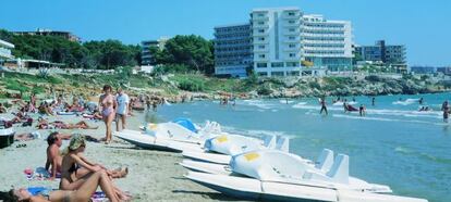 Turistas en la playa de Salou (Tarragona)