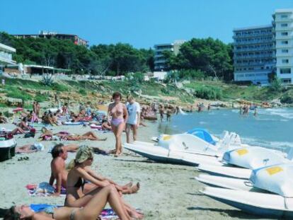 Turistas en la playa de Salou (Tarragona)