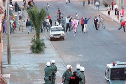 Policías antidisturbios marroquíes intentan despejar una zona próxima a la Universidad de Rabat.