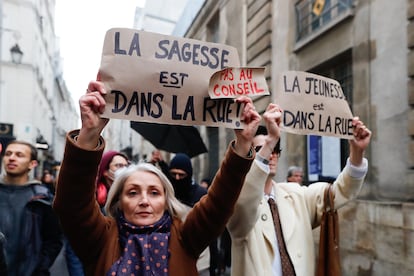 Varias personas con pancartas en las que se lee: "La sabiduría está en la calle y no en el Consejo" y "La juventud está en la calle" durante una concentración tras la proclamación de la decisión del Consejo Constitucional de avalar el texto de reforma de las pensiones del Gobierno, en París, Francia, este viernes.
