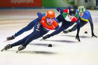 En la imagen, el holandés Sjinkie Knegt, delantero, compite en una de las pruebas de la carrera masculina de 1.500 metros del Campeonato Mundial de Patinaje de Velocidad, en el estadio Ahoy de Rotterdam (Países Bajos).