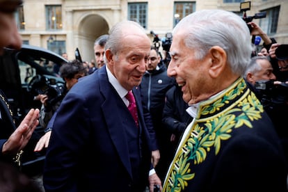El rey emérito y Mario Vargas Llosa antes del acto. 