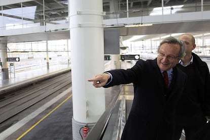 El arquitecto, en la imagen junto a su colega Peio Elcuaz, insiste en que aún queda mucho trabajo por delante. La obra terminada corresponde a la primera fase de la nueva Atocha. Faltan una estación subterránea, la conexión con el futuro túnel de Chamartín o la ampliación de la pasarela de llegadas hasta la avenida de la Ciudad de Barcelona.