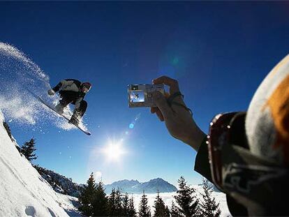 Las 28 estaciones españolas, y las pistas de la vecina Andorra, dan los últimos toques para la nueva temporada. Modalidades como el <i>snowboard</i> (en la foto) cobran protagonismo.