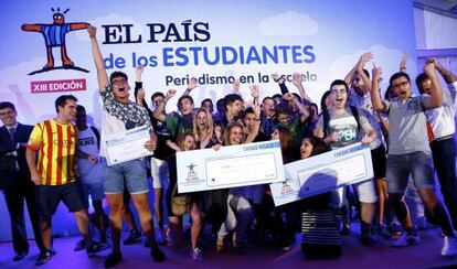 Equipo del colegio Goya (Terrassa), ganador del segundo premio de El País de los Estudiantes, con Julio Alonso, director general de EL PAÍS.