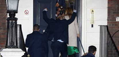 Boris Johnson celebra la victoria de camino a su cuartel general electoral.