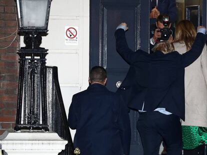 Boris Johnson celebra la victoria de camino a su cuartel general electoral.