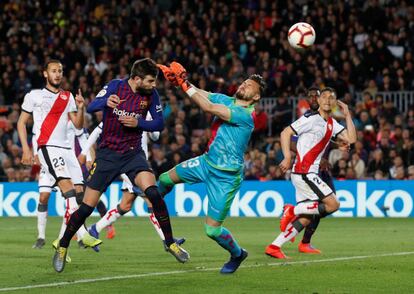 Gerard Piqué marca de cabeza el primer gol del Barcelona.