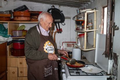 Francisco, haciendo la comida en la cocina de su patio interior en la colonia.