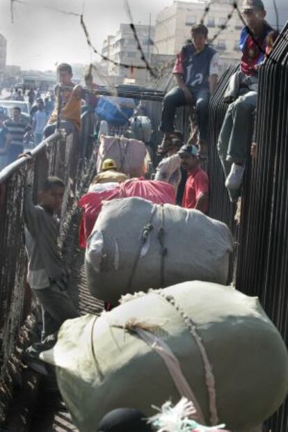 Porteadoras con mercancías de contrabando en la frontera de Beni Enzar, en Melilla.