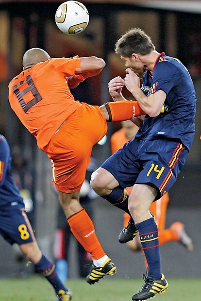 El holandés Nigel de Jongda una patada en el pecho a Xabi Alonso, durante la final de la Copa del Mundo.