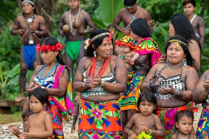 Members of the Emberá community. 